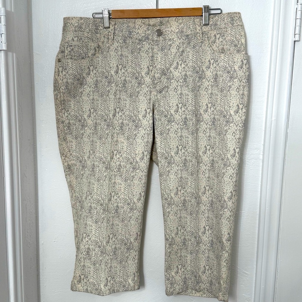 Lee Classic Fit Women's Capri Jeans Gray Reptile Print 5-Pkt Zip Closure, Sz 16W
